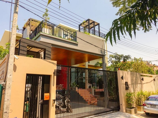 ขายบ้านเดี่ยวหรู Style Modern 3 ชั้น + 1 ชั้นใต้ดิน และดาดฟ้า 101 ตรว. กว่า 1000 ตรม ต.รวมโชค ซอยโชคชัยสี่ 54 พร้อมสระว่ายน้ำส่วนตัว