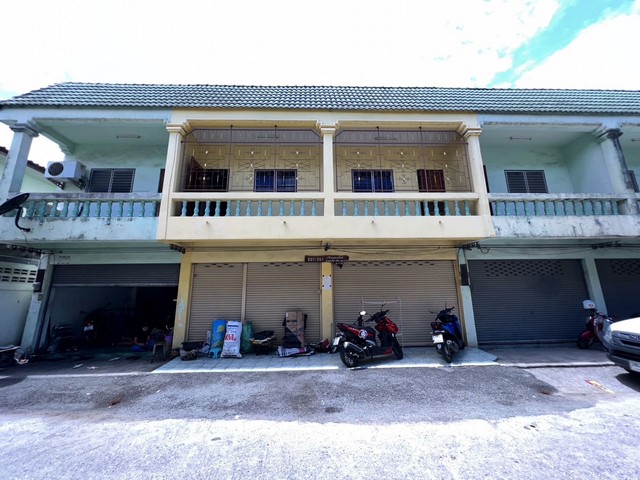   รายละเอียดเพิ่มเติม Code ID : BCN 0310  ราคาขาย 3,040,000  บาท- ขนาดพื้นที่ :   32.2 ตร.ว.- จำนวนห้อง :   2 ห้องนอน 2 ห่องน้ำ- ที่จอดรถ :     2  คันพิกัดทรัพย์ : https://maps.app.goo.gl/uWETpwvAqg8GRdVG6    สถานที่ใกล้เคียง- ใกล้นิคมอุตสาหกรรมเครือสหพัฒน์ - ใกล้ฮาเบอร์มอลล์ แหลมฉบัง  - ใกล้ตลาดศรีภาชนะ , ตลาดพระพรหมสอบถามเพิ่มเติม/นัดชมโทร. 097-419-5982(พลอย)โทร. 096-932-4624(ออมสิน)Line : @panaya (มี@ด้านหน้า)ปรึกษาสินเชื่อฟรี One Stop Service ดูแลตั้งแต่ต้นจนจ�