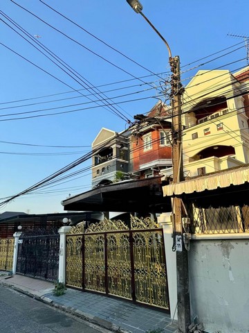 [B991]ให้เช่า 20.5k ทาวน์เฮ้าส์ ประชาชื่น เทศบาลรังสรรเหนือ ซอย 12 แขวงลาดยาว เขตจตุจักร เข้าซอยเพียง 350 เมตรทาวน์เฮ้าส์ 3 ชั้น 32 ตร.วา 5 ห้องนอน 5 ห้องน้ำ ครัวแห้งและครัวเปียกพร้อมเครื่องกรองน้ำและตู้เย็น แอร์ 1 เครื่อง ตกแต่งบางส่วน20,500.-/เดือน สัญญาขั้นต่ำ 1 ปี ประกัน 2 เดือน ล่วงหน้า 1 เดือนTEL: 095-940-6781 LINE: @500lkyco https://lin.ee/r1A21Uzการเดินทาง- ทางยกระดับอุตราภิมุข- ทางด่วนศรีรัช- ทางด่วนศรีรัช ด�