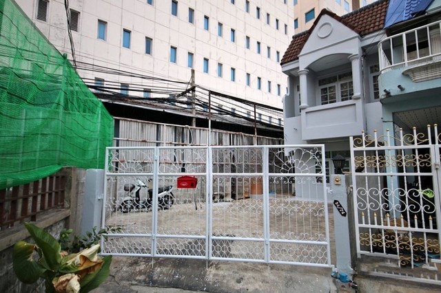 [B990]ให้เช่า 12k ทาวน์เฮ้าส์ หลังริม ประชาชื่น12 ทุ่งสองห้อง เขตหลักสี่  หลังธุรกิจบัณฑิตย์ รีโนเวทใหม่ทั้งหลังทาวน์เฮ้าส์ หลังริม 26 ตรน.ม 2 ห้องนอน 2 ห้องน้ำ 1 ห้องนั่งเล่นชั้นล่าง 1 ห้องครัว จอดรถในบ้านได้ 2 คัน  แอร์ 3 เครื่อง เครื่องทำน้ำอุ่น 1เครื่อง แท็งค์เก็บน้ำ+ปั้มน้ำ 12,000.-/เดือน ประกัน 2เดือน ล่วงหน้า 1เดือน สัญญา 1ปีTEL: 095-940-6781 LINE: @500lkyco https://lin.ee/r1A21Uzการเดินทาง- รถไฟฟ้าสายสีม่วง ส