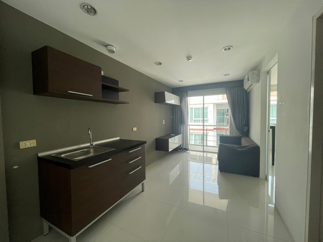   รายละเอียดเพิ่มเติม Code ID :  lek2646  ราคาขาย 1,350,000  บาท - พื้นที่ใช้สอย : 31.94  - จำนวนห้อง :    1 ห้องนอน 1 ห้องน้ำ- ชั้น : 8- อาคาร : 1 พิกัดทรัพย์ : https://maps.app.goo.gl/dVzshbjNnoniheSP9    สถานที่ใกล้เคียง- ใกล้นิคมอุตสาหกรรมอมตะนคร- ใกล้โฮมโปร ชลบุรี, สถานีรถไฟพานทอง - ใกล้รพ.วิภาราม อมตะนคร, ม.ศรีปทุม ชลบุรี- ใกล้ตลาดนินจา อมตะ สอบถามเพิ่มเติม/นัดชมโทร. 097-419-5982(พลอย)โทร. 096-932-4624(ออมสิน)Line : @panaya (มี@ด้านหน้า)ปรึกษาสินเชื่อฟ