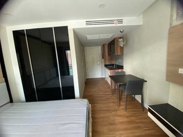   รายละเอียดเพิ่มเติม Code ID : BB 14766  ราคาขาย  1,449,000 บาท- พื้นที่ใช้สอย :   25.94- จำนวนห้อง :  1 ห้องนอน 1 ห้องน้ำ - ชั้น : 2- อาคาร : A พิกัดทรัพย์ : https://maps.app.goo.gl/NJU8ifPdXt8zh4zE8    สถานที่ใกล้เคียง- ใกล้ท็อปส์เดลี่, ศูนย์การค้าเดอะพลาซ่าจอมเทียน- ใกล้กุญแจซุปเปอร์มาร์เก็ต, ฟู้ดมาร์ทซุปเปอร์มาร์เก็ต, - ใกล้เอ้าท์เลทวิลเลจ, โรงเรียนวัดนาจอมเทียน- ใกล้โรงเรียนสอนศิลปะป้องกันตัวนานาชาติ, วิทยาลัยการอาช�