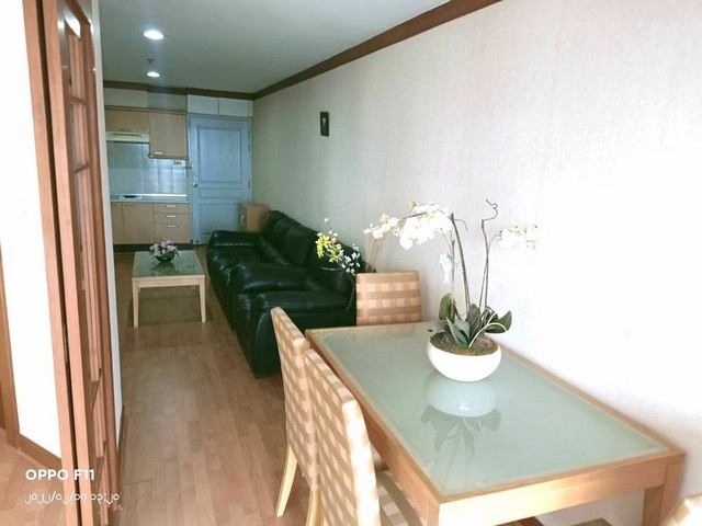 Waterford Sukhumvit 30, nice, safe, peaceful, 25th floor, BTS Phrom Phong.***Service for selling/renting houses, condos and giving advice. If interested, contact at any time***Interested in additional details or pictures or making an appointment to see the room?Contact Ekachai (Aui)T. 089-799-5598Line ID: @auiauiaui001 (add @ in front)Room type: 1 bedroom, 1 bathroomSize 52.23 sq m., 25th floorNew, clean room, beautifully decorated, ready to move in.details-------------------------------------------------- ------------Rental price: 22,000 baht/month-------------------------------------------------- ------------* Complete electrical appliances- Air conditioning- fridge- TV- washing machine-------------------------------------------------- ------------*Nearby important places (Based on information from Google Map)- Green Line BTS Phrom Phong Station: 650 m.- Emporium : 650 m.- EmQuartier : 700 m.- Miracle Mall : 1.0 km.- Gateway Ekkamai : 2.7 km.- Bangkok University: 3.1 km.- Samitivej H