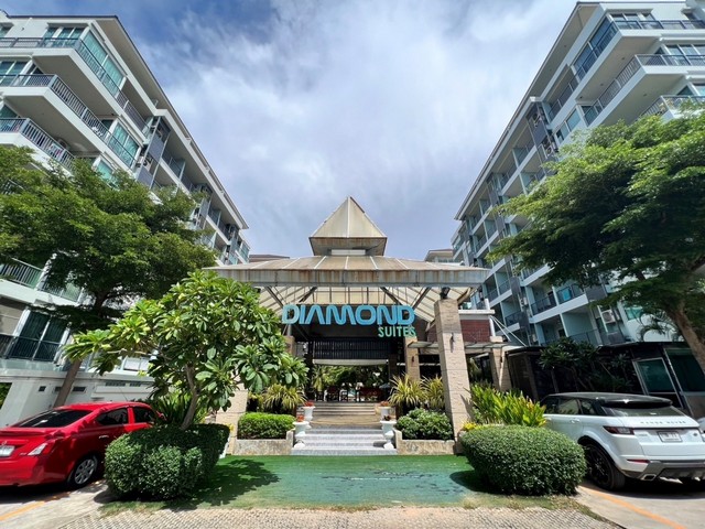   รายละเอียดเพิ่มเติม Code ID : BB 15302  ราคาขาย 5,082,500  บาท- พื้นที่ใช้สอย :  68.56 - จำนวนห้อง : 1 ห้องนอน 1 ห้องน้ำ  - ชั้น : 6- อาคาร : A พิกัดทรัพย์ : https://maps.app.goo.gl/sfM4rNBfwjf3VSe86    สถานที่ใกล้เคียง- ใกล้ตลาดน้ำ 4 ภาค- ใกล้ เขาพระตำหนัก - ใกล้บิ๊กซี พัทยาใต้สอบถามเพิ่มเติม/นัดชมโทร. 097-419-5982(พลอย)โทร. 096-932-4624(ออมสิน)Line : @panaya (มี@ด้านหน้า)ปรึกษาสินเชื่อฟรี One Stop Service ดูแลตั้งแต่ต้นจนจบบริษัท ปณยาคิดดี จำกัด