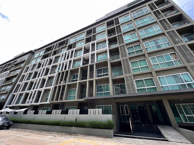   รายละเอียดเพิ่มเติม Code ID : BB 10622  ราคาขาย  2,166,000 บาท- พื้นที่ใช้สอย :  34.03 - จำนวนห้อง :  1 ห้องนอน 1 ห้องน้ำ  - ชั้น :  6- อาคาร : C พิกัดทรัพย์ :  https://maps.app.goo.gl/RShSZwQ97DcvMzuQ8    สถานที่ใกล้เคียง- ใกล้กุญแจซุปเปอร์มาร์เก็ต , ศูนย์การค้าเดอะพลาซ่าจอมเทียน- ใกล้ ท็อปส์เดลี่ , ฟู้ดมาร์ทซุปเปอร์มาร์เก็ต- ใกล้อินน์คัมคอมมูนิตี้มอลล์ , Family Martสอบถามเพิ่มเติม/นัดชมโทร. 097-419-5982(พลอย)โทร. 096-932-4624(ออมสิน)Line : @panaya (มี@ด้านหน�