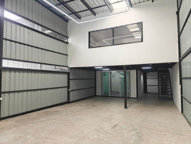 ให้เช่าโกดังพร้อมออฟฟิศ 160 ตร.ม.ย่านพัฒนาการ44เขตสวนหลวงใกล้MRTหัวหมาก พร้อมเครื่องปรับอากาศ 3 เครื่องราคาเช่า 30,000 บาท / เดือน ที่ตั้ง ถนนพัฒนาการ ซอยพัฒนาการ 44 แขวงสวนหลวง เขตสวนหลวง กรุงเทพมหานคร 10250ติดต่อ : คุณภัสพงณ์ 0634098164Line : deedaa23พื้นที่ใช้สอย 160 ตรม. ห้องน้ำในตัว พร้อมออฟฟิศขนาดใหญ่ - เหมาะสำหรับสต๊อคสินค้า ออฟฟิศสำนักงาน -  ออฟฟิศ 2 ห้อง (ชั้น1และชั้น2)พร้อมเครื่องปรั�