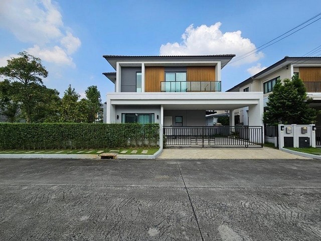 ขาย - บ้านเดี่ยวมือสอง โครงการ Centro ราชพฤกษ์2 หลังมุม เนื้อที่ 65.40 ตร.ว. ฟังก์ชัน 4 ห้องนอน 5 ห้องน้ำ 3 ที่จอดรถ ภายในสไตล์อบอุ่น ภายนอกมีพื้นที่โล่งกว้าง โครงการบนทำเลดี เชื่อมต่อถนนบางกรวย-ไทรน้อย ถนนราชพฤกษ์ ใกล้เซ็นทรัล เวสต์เกต และรถไฟฟ้าสายสีม่วง   สถานีบางพลู  รายละเอียด (รหัส: B7125)ราคา:7,900,000 บาทชื่อโครงการ:Centroประเภทอสังหา:บ้านเดี่ยวที่อยู่:199/221 ถ.บางกรวย-ไทรน้อย ตำบ