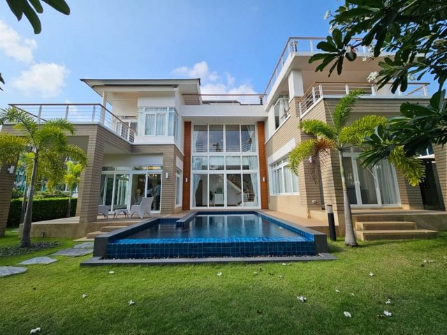 ขายบ้านหรูพัทยา นาจอมเทียน โครงการติดชายหาดส่วนตัว บ้าน 2 ชั้น มีชั้นดาดฟ้า มองเห็นทะเล