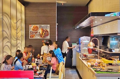  สนใจสอบถามรายละเอียดเพิ่มเติมโทร 095-137-9628โทร 091-782-4544FB : Mayuree Talapthongเซ้งร้าน‼️ ชาบู  #โลตัสสุรินทร์ #สุรินทร์  รองรับลูกค้าได้ 60-70 คน เพียง 1.6 ล้านบาท สามารถดำเนินกิจการต่อได้ทันที พื้นที่ 200 ตรม ทำเลดี อยู่ในห้างโลตัส มีที่จอดรถสะดวก เพจ FB : Kaiju Shabu - ไคจู ชาบูอุปกรณ์ที่ได้รับ- ชุดโต๊ะ 21 ตัว- เก้าอี้ 63 ตัว เก้าอี้เด็ก 4 ตัว- ตู้ฟรีสสแตนเลสตั้ง 2 ตัว- ตู้แช่เย็นสแตนเลสตั้ง 2 ตัว- เครื่อง