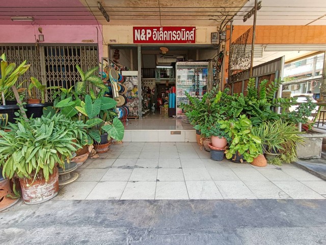 อาคารพาณิชย์ 3.5 ชั้น 2 ห้องนอน ติดถนนสุขุมวิท 113