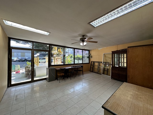 ขายพร้อมผู้เช่า อพาร์ตเมนต์ ซ.ประชานิเวศ 3 : 5 ชั้น 75 ห้อง 159 ตร.ว.