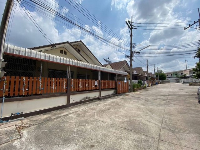   รายละเอียดเพิ่มเติม Code ID : BB 2508  ราคาขาย  1,947,500 บาท- ขนาดพื้นที่ :  45 ตารางวา - จำนวนห้อง :  2 ห้องนอน 1 ห้องน้ำ  - ที่จอดรถ :   1    คันพิกัดทรัพย์ : https://maps.app.goo.gl/42VW7QzZ9AoJKM4CA    สถานที่ใกล้เคียง- ใกล้รร.ศรีสุวิช , ตลาดโรงโป๊ะ- ใกล้ฮาร์เบอร์มอลล์ แหลมฉบัง - ใกล้ห้างสรรพสินค้าในเมืองพัทยา , รพ.บางละมุง- ใกล้รพ.กรุงเทพ พัทยา สอบถามเพิ่มเติม/นัดชมโทร. 097-419-5982(พลอย)โทร. 096-932-4624(ออมสิน)Line : @panaya (มี@ด้านหน้า)ปรึกษาส�