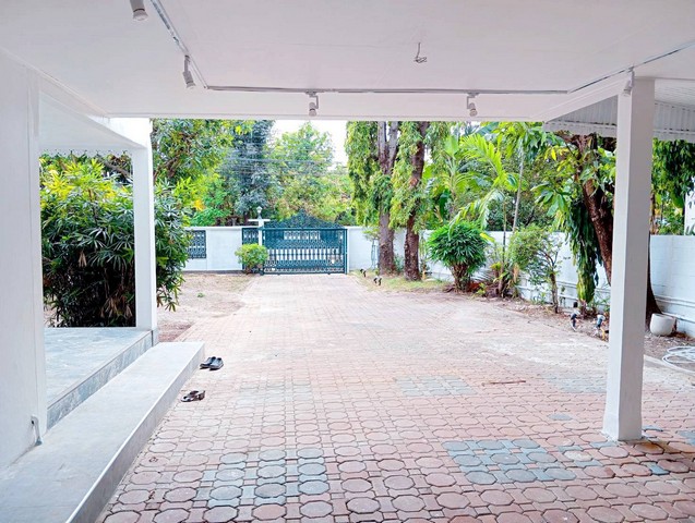 ให้เช่า บ้านเดี่ยว  2 หลัง ในรั้วเดียวกัน ม.ปัญญา พัฒนาการ บนเนื้อที่ 330 ตรว.ร่มรื่น ต้นไม้เยอะ เหมาะอยู่อาสัย และทำออฟฟิศ จอดรถได้หลายคันรายละเอียดเนื้อที่  330 ตารางวา   พื้นที่ใช้สอย 940  ตารางเมตรบ้านหลังใหญ่  มี 4 ห้องนอน 5 ห้องน้ำ บ้านหลังเล็ก  มี 2 ห้องนอน 2 ห้องน้ำ ( สำหรับห้องแม่บ้าน )จอดรถได้ 4-5 คันสิ่งอำนวยความสะดวกในโครงการ : คลับเฮ้าส์  สระว่าน้ำ  รปภ.ที่ตั้ง : หมู