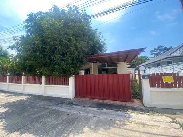   รายละเอียดเพิ่มเติม Code ID : BCN 088  ราคาขาย 3,200,000  บาท- ขนาดพื้นที่ :  81.7 ตร.ว. - จำนวนห้อง :  3 ห้องนอน 2 ห้องน้ำ  - ที่จอดรถ :   1    คันพิกัดทรัพย์ : https://maps.app.goo.gl/upjMK5c4x4QuRrZS9    สถานที่ใกล้เคียง- ใกล้ทะเลหาดบางแสน- ใกล้เขาสามมุข , ปราสาทสัจธรรม - ใกล้ตลาดไร่วนาสินธุ์ , เซ็นทรัลมารีนา พัทยา- ใกล้โรงเรียนวัดสุทธาวาส สอบถามเพิ่มเติม/นัดชมโทร. 097-419-5982(พลอย)โทร. 096-932-4624(ออมสิน)Line : @panaya (มี@ด้านหน้า)ปรึกษาสินเชื่อฟ�