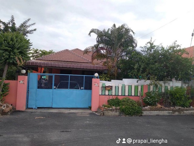 ขายบ้าน 67ตรว. 2นอน2น้ำ 1.95ลบ. บ.ลำพูนแลนด์แอนด์เฮ้าส์ ต.ต้นธง อ.เมือง ลำพูนขายบ้าน หมู่บ้านลำพูนแลนด์แอนด์เฮ้าส์ ซอย 15 เนื้อที่ 67 ตรว.พิกัด : ต.ต้นธง อ.เมือง จ.ลำพูนราคา 1.95 ล้านบาท (1,950,000 บาท) ค่าโอนคนละครึ่ง2 ห้องนอน2 ห้องน้ำ1 ห้องโถง1 ห้องครัว1 โรงจอดรถต่อเติมห้องครัว หน้าบ้านและโรงรถพื้นที่หน้าบ้านสามารถปลูกต้นไม้เพื่อความร่มรื่นได้ ปัจจุบันปูตัวหนอนและใส่หินคลุกอย