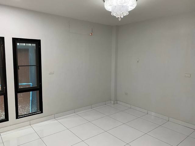 ให้เช่าอาคารพาณิชย์ 3 ชั้น ขนาด 270 ตารางเมตร  ซ. มนธาตุราชศรีพิจิตร ใกล้เซ็นทรัล พระราม 2