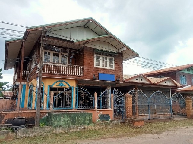   รายละเอียดเพิ่มเติม Code ID :  PAP7-0299   ราคาขาย 893,000  บาท- ขนาดพื้นที่ :  91 ตรว.  - พื้นที่ใช้สอย :   379 ตรม. - จำนวนห้อง :    2 ห้องนอน 2 ห้องน้ำ - ที่จอดรถ :    1 คัน- บ้านหันทางทิศ :  เหนือ พิกัดทรัพย์ :  https://maps.app.goo.gl/hN5ujBRrikMmXAvk6    สถานที่ใกล้เคียง- ใกล้  โรงพยาบาลสมเด็จพระยุพราชบ้านดุง- ใกล้  ตลาดสดเทศบาล 1- ใกล้  วัดบูรพาวัน- ใกล้  โรงเรียนบ้านดุงวิทยาสอบถามเพิ่มเติม/นัดชมโทร. 097-419-5982(พลอย)โทร. 096-932-4624(ออมสิน)Line : @panaya (