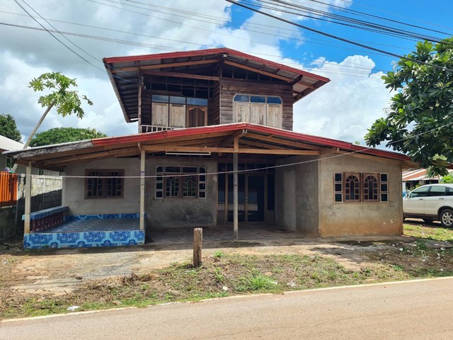   รายละเอียดเพิ่มเติม Code ID : PAP8-0121  ราคาขาย  700,000  บาท- ขนาดพื้นที่ :  240 ตรว. - พื้นที่ใช้สอย :  441 ตรม. - จำนวนห้อง :   2 ห้องนอน 2 ห้องน้ำ  - ที่จอดรถ :    1 คัน- บ้านหันทางทิศ : เหนือ พิกัดทรัพย์ :  https://maps.app.goo.gl/3LsupuJmMuEjRAt8A    สถานที่ใกล้เคียง- ใกล้  วัดโพธิ์ไทรสว่าง- ใกล้  โรงเรียนบ้านเชียงเพ็ง- ใกล้  โรงเรียนชุมชนบ้านสร้างแป้น- ใกล้  วัดพระธาตุยางชุมสอบถามเพิ่มเติม/นัดชมโทร. 097-419-5982(พลอย)โทร. 096-932-4624(ออมสิน)Line :