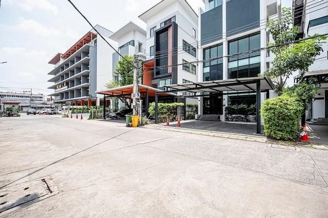 PB4042 ให้เช่าออฟฟิศ 5ชั้น พร้อมลิฟท์ ซอยพัฒนาการ 31/1 พร้อมที่เปล่าอีก 100 ตรว.ที่จอดรถ 4คัน หน้าอาคาร