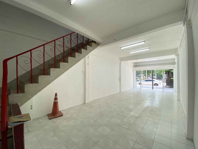 โอกาสทอง! เช่าอาคารพาณิชย์ 3 ชั้น ใหม่เอี่ยม บนถนนประชาชื่น **ทำเลทอง เหมาะธุรกิจ ค้าขาย ใกล้รถไฟฟ้า MRT**