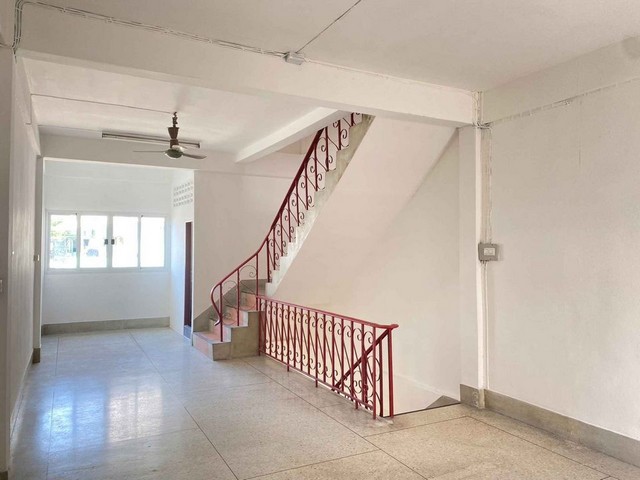 อาคารพาณิชย์ 3 ชั้น ติดถนนประชาชื่น รีโนเวทใหม่  ราคาเช่า 25,000 บาท/เดือน