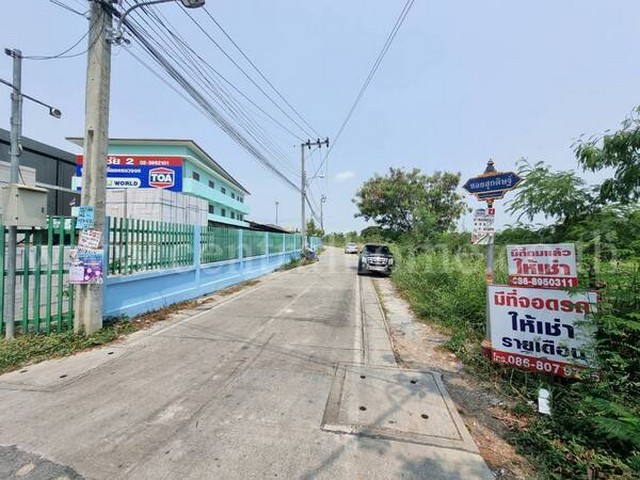 รหัสทรัพย์ : 5265ที่ดินเปล่า 1 ไร่ ซอยทรัพย์บุญชัย 28 ถนน ทรัพย์พัฒนา ต.บ้านใหม่ - สมุทรปราการที่ตั้ง : ถนนทรัพย์พัฒนา ต.บ้านใหม่ เมืองสมุทรปราการ สมุทรปราการ รายละเอียดทรัพย์ - เนื้อที่ทั้งหมด 1 ไร่ สี่เหลี่ยมผืนผ้าหน้ากว้าง- หน้าที่ดินกว้าง 45 เมตร ลึก 37 เมตร- ถนนหน้ากว้าง 6 เมตร - ตัวที่ดินเหมาะ สำหรับสร้างโรงงาน โกดัง และที่อยู่อาศัย หรือ บริษัท ได้- ที่ดินมีความเ