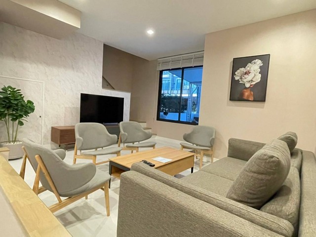 โฮมออฟฟิศหรู 6 นอน 8 น้ำ เอกมัย-รามอินทรา พื้นที่กว้างขวาง 400 ตรม. เหมาะสำหรับธุรกิจและครอบครัว