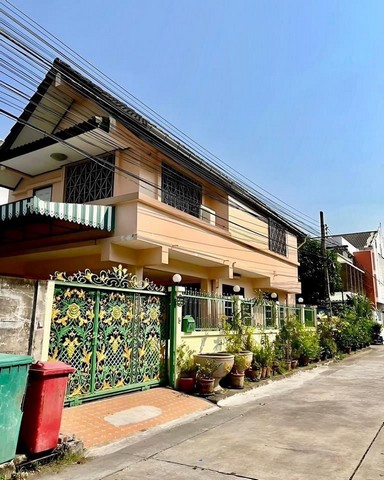 ขายบ้านเดี่ยว ซอยประดิษฐ์มนูธรรม 7 ปัจจุบันมีผู้พักอาศัยอยู่ ใกล้คริสตัลปาร์ค ย่านประดิษฐ์มนูธรรม บ้านวังทองหลาง