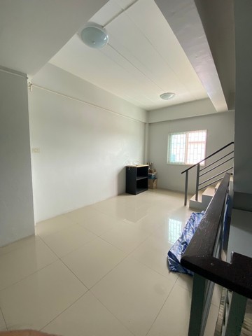 ให้เช่าอาคารพาณิชย์ 2 ชั้นครึ่ง(2 ห้องทะลุกัน) ใกล้แยกเนินสำลี  เหมาะสำหรับทำออฟฟิตสำนักงาน หรือ พักอาศัย , ร้านรับส่งของเอกชน งานไปรษณีย์