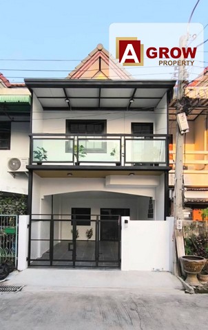 ม.โภคทรัพย์ พระนั่งเกล้า นนทบุรี ทำเลดีมาก ใกล้รถไฟฟ้าสายสีม่วง บ้านรีโนเวทใหม่พร้อมอยู่ ที่ตั้ง :  ต.บางกระสอ อ.เมือง จ.นนทบุรีรหัสทรัพย์ : AGT00437ราคา 2,290,000 บาทรายละเอียด : - ทาวน์เอ้าส์ 2 ชั้น- เนื้อที่ 16.6 ตารางวา - 3 ห้องนอน - 2 ห้องน้ำ- 1 ห้องครัว- 1 ที่จอด - มีเทอเรสด้านหน้า- กระเบื้องแกรนิโต้ สุขภัณฑ์ใหม่- ห้องครัว แยกโซนเปียก พร้อมเคาน์เตอร์ซิงค์จุดเด่น : - ทำเลดีมาก ใกล้สถา