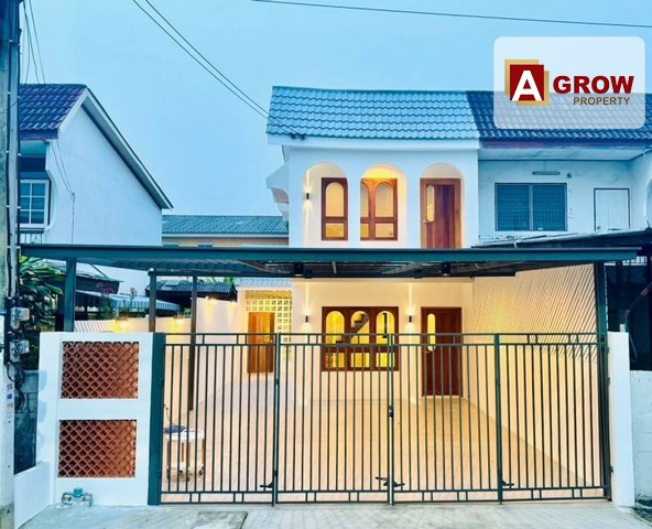 ม. บัวทองเคหะ ถนนเมนหลังมุม บางกรวย-ไทรน้อย ทำเลค้าขายได้ อยู่อาศัยดี ตกแต่งไว้อย่างสวยงามพร้อมอยู่ ที่ตั้ง :  ถนนบางกรวย-ไทรน้อย ตำบลบางบัวทอง อำเภอบางบัวทอง จังหวัดนนทบุรี 11110รหัสทรัพย์ : AGT00435ราคาขาย 2,790,000 บาท **ฟรีโอน**รายละเอียด : - ทาวน์เฮ้าส์ 2 ชั้น หลังมุม- เนื้อที่ 36ตารางวา - 3 หัองนอน - 2 ห้องน้ำ - 1 หัองครัว- 1 จอด จุดเด่น : - ต่อเติมโรงจอดรถในบ้าน ทำหลังคาหน้าบ้านใหม่ ข