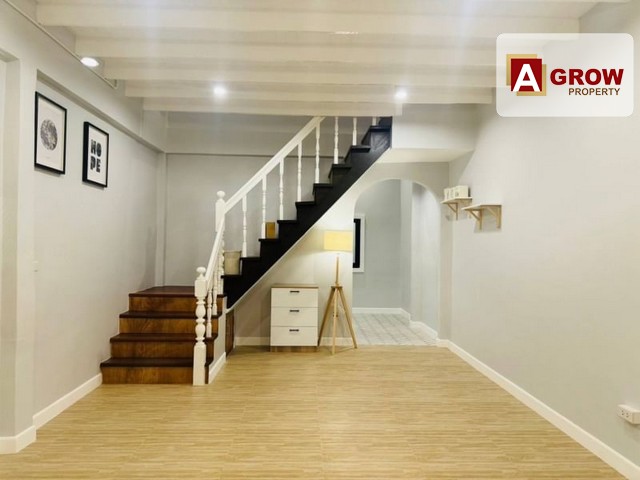 ม.บัวทองเคหะ ถนนเมนหลังมุม  บางกรวย-ไทรน้อย   ทำเลค้าขายดี อยู่อาศัญได้  พร้อมตกแต่งใหม่ ทั้งหลัง