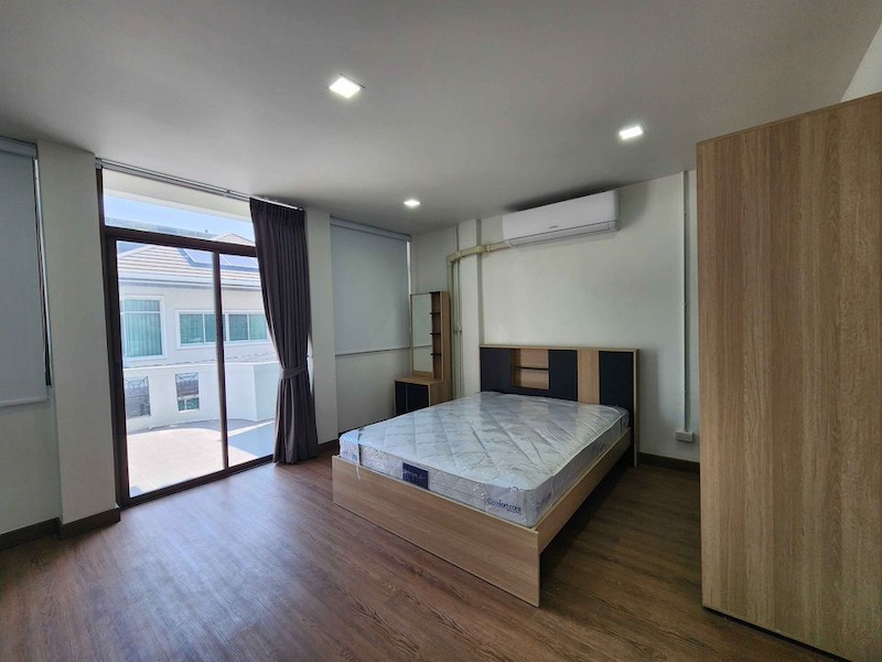 BH2789 ให้เช่าบ้านทาวน์โฮม 3 ชั้น บ้านอยู่ในซอยกรุงเทพนนทบุรี 43 (ซอยวัดเลียบฯ) เหมาะอยู่อาศัย/โฮมออฟฟิต