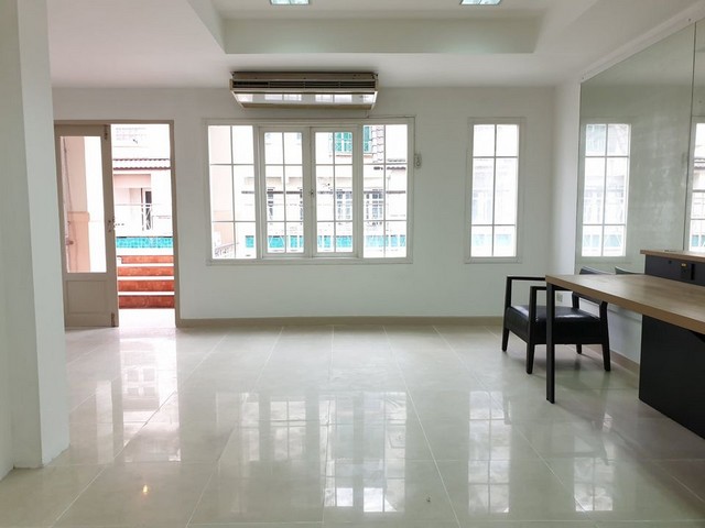 ให้เช่าทาวน์โฮม รัชดา  ลาดพร้าว  ใกล้  MRTลาดพร้าว ราคา 35,000  Tel. 0936785948