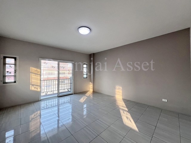 อาคารพาณิชย์ 3 ชั้น  ถนนบางกรวย – จงถนอม  ใกล้ถนนราชพฤกษ์เพียง 100 เมตร หลังมุม