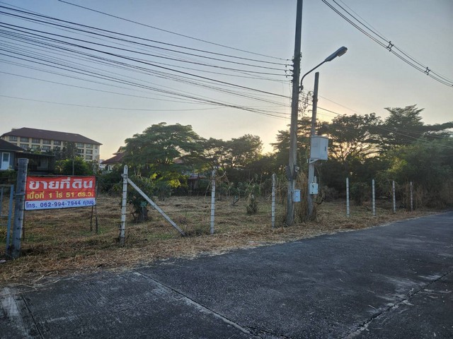  ขายที่ดินทำเลดี 1  ไร่  51 ตารางวา เจ้าของขายเอง ตำบลศาลายา อำเภอพุทธมณฑล นครปฐม