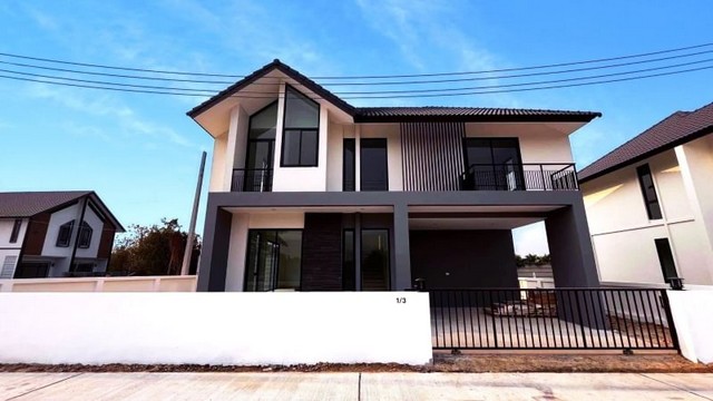 บ้านสร้างใหม่ 2 ชั้น สไตล์ทรอปิคอลนอร์ดิก สันผีเสื้อ