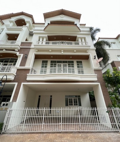 ขายทาวน์โฮม ซิตี้พลัสเอกมัย ซอย 10 หลังมุม ทาวน์โฮมหรูมีระดับใกล้ห้างสรรพสินค้าดองกี้ การคมนาคมสะดวกเชื่อมต่อทองหล่อพร้อมพงษ์สุขุมวิทปรีดีพนมยงค์ติดต่อ  อรัชพร  081-4-888-799LINE  house169ราคาขาย 30.5 ล้านบาทค่าใช้จ่ายในการโอน 50/50 รายละเอียดบ้าน ทาวน์โฮมสูง4ชั้นพื้นที่ 35.3 ตารางวา เนื้อที่ใช้สอย 340 ตารางเมตร เป็นบ้านหลังมุม หน้ากว้าง 9 เมตร-4 ห้องนอนมีห้องน้ำในตัวทุกห้อง-1 ห้อง