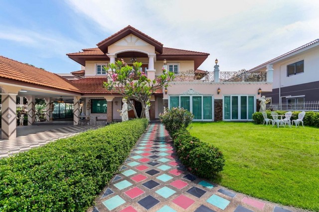 ขายค่ะหรือให้เช่า บ้านหรู2ชั้น 220ตรว. 4ห้องนอน 5ห้องน้ำ- ห้องแม่บ้านหรือห้องเก็บของรวมอีก4ห้อง 1ห้องโถงกว้าง ห้องครัว -สวนหย่อมหน้าบ้านขนาดใหญ่ -แอร์ทั้งหลัง7ตัว เฟอร์นิเจอร์ไม่มี (บ้านเปล่า) แต่มีงบให้1แสน ซื้อเฟอร์นิเจอร์-เหมาะทำออฟฟิศ, ธุรกิจ ,ขายของออนไลน์ สต๊อกเก็บสินค้าได้เยอะ** อยู่ถนนรามอินทรา -ใกล้เซ็นทรัลรามอินทรา -ใกล้วงเวียนหลักสี่,โลตัสวงเวียนหลั