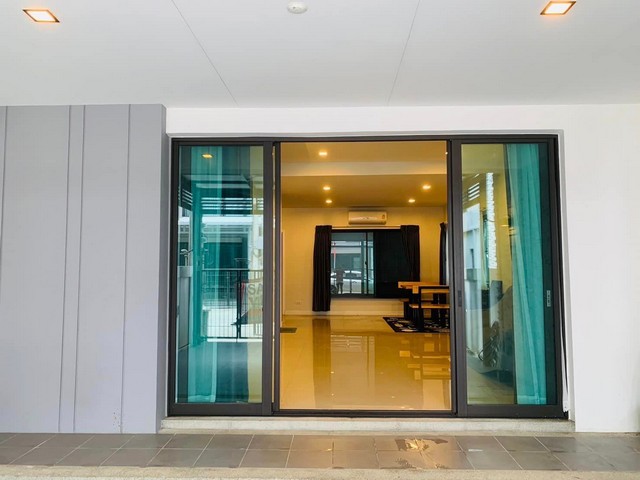 EPL-HS1139 ขายทาวน์โฮม 3 ชั้น Plexเพล็กซ์ บางนา กม.5 ถนนบางนา-ตราด บ้านมุม เนื้อที่ 22 ตารางวา พื้นที่ 190 ตร.ม.3 ห้องนอน