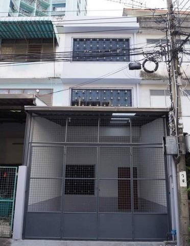 ให้เช่า ทาวน์เฮาส์ 3ชั้น ตกแต่งใหม่ ย่าน นราธิวาส สาธุประดิษฐ์ ถนนจันทน์ราคาเช่า  19,000 บาทเดือน ( มัดจำ 2 ล่วงหน้า 1 เดือน )สนใจติดต่อ คุณเอมมี่   โทร 061-895-9195  Line Add Friend  : https://line.me/ti/p/gAB4zRsgkGรหัสประกาศ R3067 ทาวน์เฮาส์ 3ชั้น ตกแต่งใหม่ ย่าน นราธิวาส สาธุประดิษฐ์ ถนนจันทน์เนื้อที่ 19 ตารางวาพื้นที่ใช้สอย 68 ตารางเมตร2 ห้องนอน2 ห้องน้ำ1 ที่จอดรถในร่มมีเฟอร์นิเจอร์บางส่วนให้แอร์ 3 เครื่องเครื