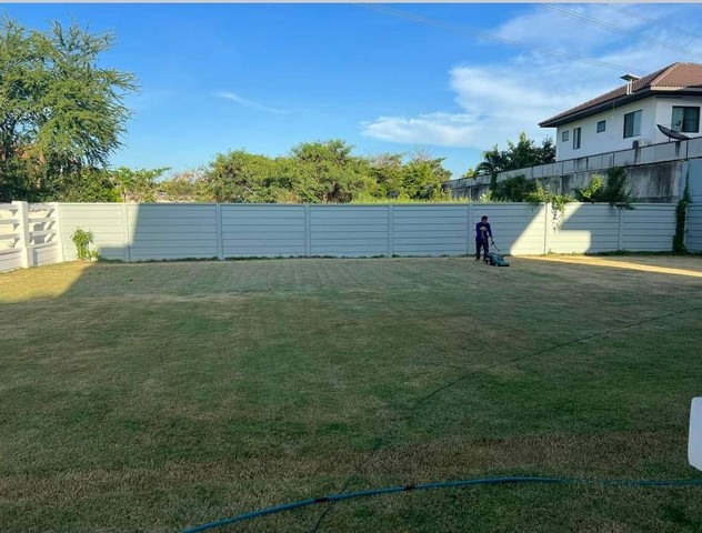 ขายถูกที่ดินสี่เหลี่ยมผืนผ้า ในหมู่บ้าน บารเมษฐ์ สวนหลวง  เนื้อที่ 101.3 ตรว. ที่ดินแปลงสวย ที่ดินถมแล้ว ทำเลดี แปลงมุม มีรั้วรอบที่ดิน ใกล้Mega บางนาที่ตั้ง : ถนนเฉลิมพระเกียรติ ร.9 ซอยเฉลิมพระเกียรติ 62 แขวงดอกไม้ เขตประเวศ กรุงเทพมหานคร 10260- เนื้อที่ 101.3 ตร.ว.- กว้าง 17 เมตร x ลึก 23 เมตร- ที่ดินสี่เหลี่ยมผืนผ้า แปลงที่ดินสวย ที่ดินเปล่าเหมาะทำบ้านพักอาศัย ออฟฟิศสำนักงาน- 