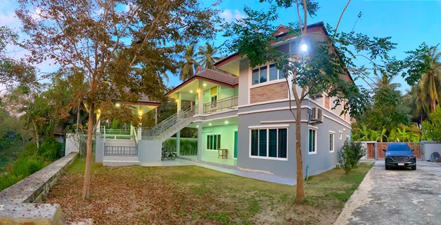 ให้เช่าโฮมสเตย์ บ้านเดี่ยว 2ชั้น ตลาดน้ำอัมพวา5นาที 5นอน หลังบ้านคลอง ลมเย็นพักผ่อนได้ รายเดือน 4,999-39,999 B-M รายวัน 7 แอร์  4น้ำ  320 ตร.ว.  350ตร.ม. Aumpawa Market 5Mins For Rent Homestay House 4,999-39,999 B-M 7Air 5Bed 4Bath 320 Sq.wa 350 Sq.m Cool breeze and relax.ตลาดน้ำอัมพวาต.บางนกแขวก อ.บางคนที จ.สมุทรสงครามราคาให้เช่ารายวันรายวันธรรมดา จ.-พฤ. 5,000.-วันหยุด ศ.-อา. 7,000.-รายเดือน   39,999 B-Mมีสวนล้อมรอบบ้านขนาดบ้าน 2ชั้น 5นอน 4น้ำ  7 แอร์ ขนาดที่ดิน 320 ตร.ว. พื้นที่ใ�