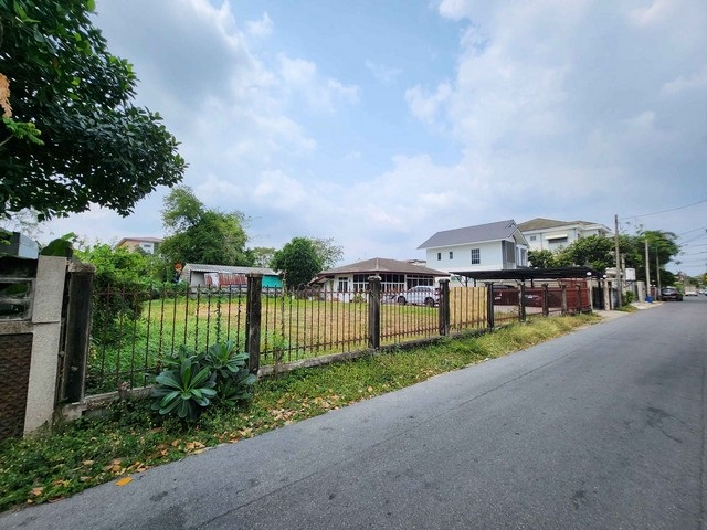 รหัส# TO1234 ขายออฟฟิศชั้นเดียว พร้อมที่ดิน 202 ตรว. ใจกลางเมือง ซอยลาดพร้าว 124 ใกล้รถไฟฟ้าสายสีเหลือง  *** ราคาขาย 22 ล้านบาท (ลดจาก 26 ลบ)   ออฟฟิศชั้นเดียว พร้อมที่ดิน ใจกลางเมือง ซอยลาดพร้าว 124 ใกล้รถไฟฟ้าสายสีเหลืองขนาดที่ดิน 202 ตารางวา (( ที่ดินเป็นสี่เหลี่ยมผืนผ้า ))หน้ากว้าง 35 เมตร X ลึก 24 เมตรแอร์ใหม่ 3 เครื่อง โรงจอดรถ 4 คัน พร้อมต่อ EV Charger 1 ตำแหน่งเหมือนซื้อที่ดิน แถมสิ่งปลู