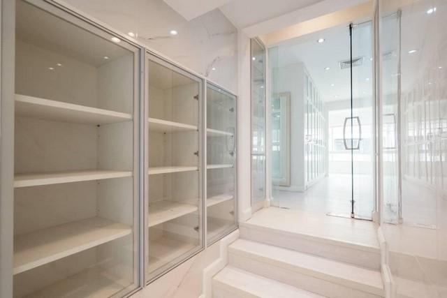 ขายทาวน์โฮม 3 ชั้น ซอยสุขุมวิท 15 อโศก เพชรบุรี พื้นที่ใช้สอย 440 ตร.ม. ตกแต่งใหม่ 4 ห้องนอน 6 ห้องน้ำ เนื้อที่ 48 ตรว.