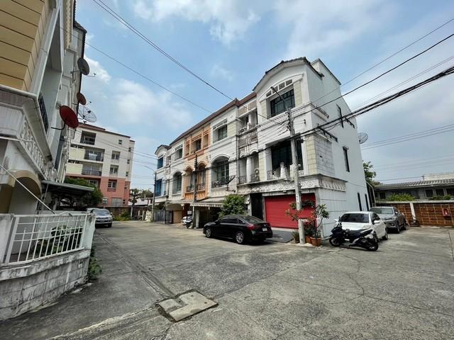 ให้เช่าทาวน์โฮม 3 ชั้น หลังมุม ประดิษฐ์มนูธรรม 19 หมู่บ้านกลางเมือง ลาดพร้าว-โยธินพัฒนา  พื้นที่ใช้สอย 180 ตรม. 3 ห้องนอน 4 ห้องน้ำ