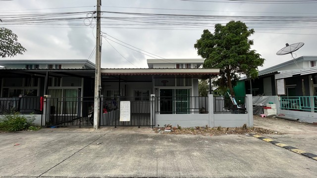 รายละเอียดเพิ่มเติมCode ID : BD 17021ขาย   1,520,000   บาท- ขนาดพื้นที่ : 27.9 ตร.ว.- จำนวนห้อง : 2 ห้องนอน 1 ห้องน้ำ- ที่จอดรถ :  1   พิกัดทรัพย์ :  https://maps.app.goo.gl/GqWmjw19gyLGEaAm7 สถานที่ใกล้เคียง- โรงเรียนบึงศรีราชาพิทยาคม- มหาวิทยาลัยเกษตรศาสตร์ วิทยาเขตศรีราชา- ซุปเปอร์มาร์เก็ต- วิลล่า มาร์เก็ต ศรีราชา,- เทสโก้ โลตัส เอ็กซ์เพรส สาขาตลาดวรกิจ พลาซ่าสอบถามเพิ่มเติม/นัดชมโทร. 097-419-5982(พลอย)โทร. 096-932-4624(ออมสิน)Line : @panaya (มี