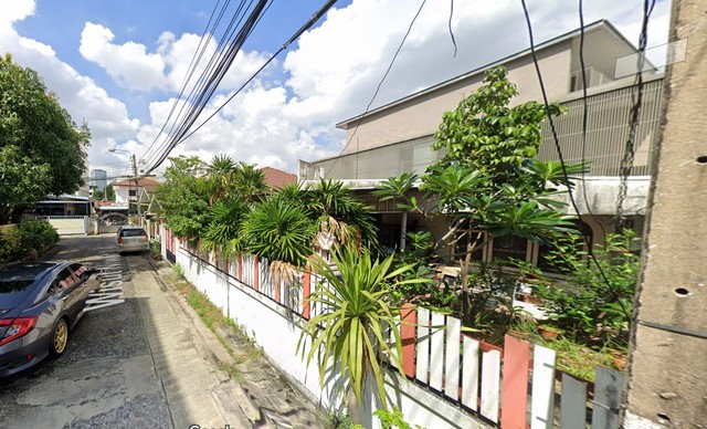 ขายที่ดินพร้อมบ้านเดี่ยว 2 ชั้น เนื้อที่ 54 ตารางวา ซอยวิสุทธินิเวศน์ ถนนประชาอุทิศ ใกล้ MRT ห้วยขวาง