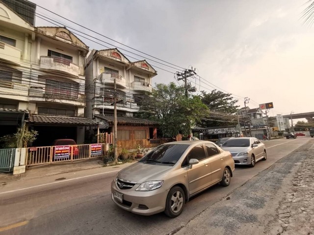 ขายอาคารพาณิชย์ 3 ชั้นครึ่ง ขนาด 35.5 ตร.ว ปาก ซอยเหรียญศิริ (สวนผัก29)