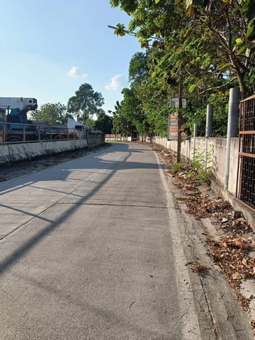 CK132ขายที่ดินย่านแหลมฉบังซอยวัดหนองมะนาวใกล้หมู่บ้านพาโนเซนและใกล้หมู่บ้านมณีรินทร์ซอยวัดทุ่งกราดที่ดินแหลม​ฉบัง ต.บางละมุง อ.บางละมุง จ.ชลบุรี⛩️⛩️เนื้อที่ 4 ไร่ 1 งาน 49 ตารางวา( 1,749 ตรว.)หน้ากว้าง 42 เมตร ลึก 199 เมตรอยู่​ใกล้​ความเจริญ​ไฟฟ้า/ประปา/เซเว่น​/หมู่บ้านจัดสรร 5 โครงการรายล้อมติดถนนคอนกรีต​ ถนนกว้าง 6 เมตร ที่ดินถมให้แล้วมีบ้านชั้นเดียว 2 หลังมีบ้านเช่